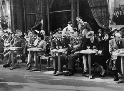 Soldados nazis, en el café de la Paix de la plaza de la Ópera de París, en 1940, durante la ocupación.