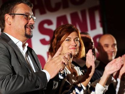 Xavier Domènech, en un acto en Sabadell junto a la número dos de su candidatura, Elisenda Alamany, el diputado Joan Mena y el comcejal Joan Berlanga.