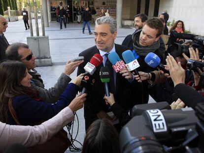 Miguel Ángel Rodríguez rodeado de periodistas tras prestar declaración en los juzgados de Madrid en 2013. 