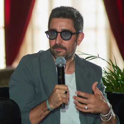 MEXICO CITY, MEXICO - AUGUST 9: Singer Alex Ubago speaks during the press conference for Dos Orillas Tourat Teatro Metropolitan on August 9, 2023 in Mexico City, Mexico. (Photo by Jaime Nogales/Medios y Media/Getty Images)
