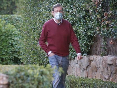 Mariano Rajoy saliendo de su casa, en una urbanización de Aravaca, en Madrid.
