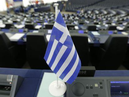 Bandera griega en el Parlamento Europeo.