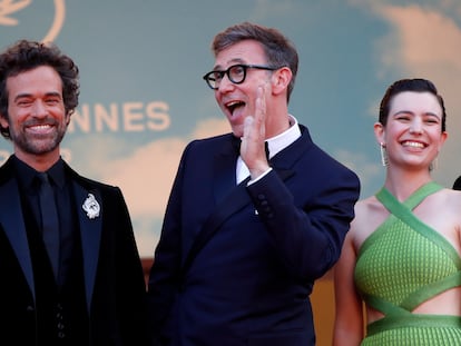 El director de 'Coupez!', Michel Hazanavicius, en el centro, entre los actores Romain Duris (izquierda) y Simone Hazanavicius, hija del realizador, a su llegada al estreno de la película este martes en Cannes.