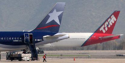 Aviones de las aerolíneas Tam y Lan en Santiago de Chile.