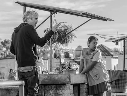 Alfonso Cuarón, en el rodaje de 'Roma'. En vídeo, estas son las películas favoritas para los Oscar 2019.