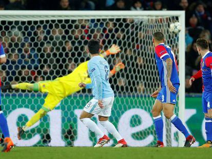 G&uuml;ndogan marca el cuarto gol del City.