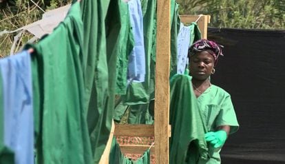 La desinfección de la ropa utilizada en el hospital es imprescindible, los trabajadores del servicio de lavandería del hospital tienden los uniformes al sol. El virus se transmite por contacto directo con la sangre y los fluidos y tejidos corporales de las personas o animales infectados.