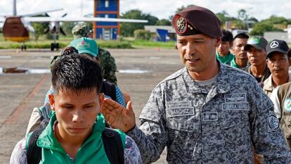 El general Pedro Sánchez recibe a un grupo de indígenas que se unen a la búsqueda de los niños perdidos en la selva, el 21 de mayo en San José del Guaviare (Colombia).