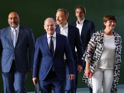 El canciller alemán, Olaf Scholz; la colíder del SPD, Saskia Esken; el colíder de Los Verdes, Omid Nouripour y, detrás, el ministro de Finanzas, el liberal Christian Lindner, llegan este domingo a la rueda de prensa en la Cancillería para dar cuenta del acuerdo sobre el tercer paquete de ayudas.