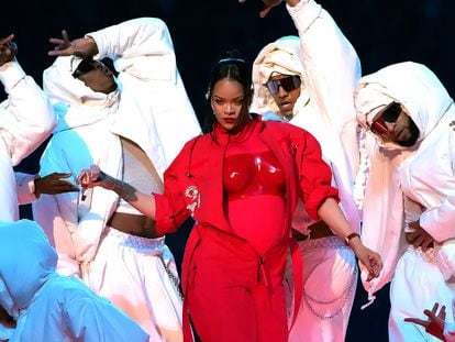 Con corsé de cuero rojo de Loewe que marcaba su tripa de embarazada: Rihanna viste una marca española en la Super Bowl