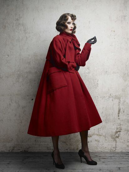 El abrigo Arizona, presentado en 1948, es otra de las piezas revisitadas por Demarchelier en &lsquo;Dior Couture&rsquo; 