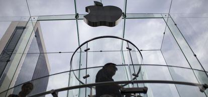 Consumidores entrando en el establecimiento que tiene Apple en Nueva York.