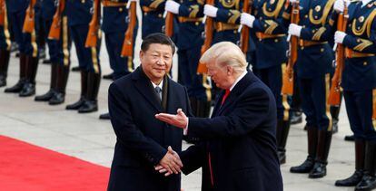 El presidente de China, Xi Jinping, con Donald Trump, presidente de EE UU.
