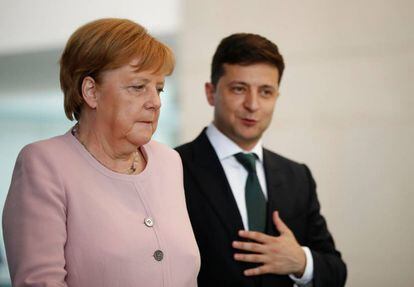 La canciller alemana Ángela Merkel junto al presidente ucraniano Zelenskiy. Fuente de vídeo: La Nación.