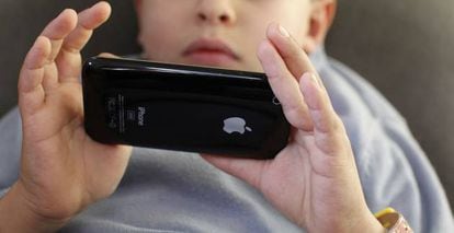 Un niño utiliza un iPhone.