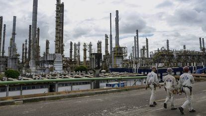 Trabajadores caminan por una industria petroquímica en Camaçari, Brasil.