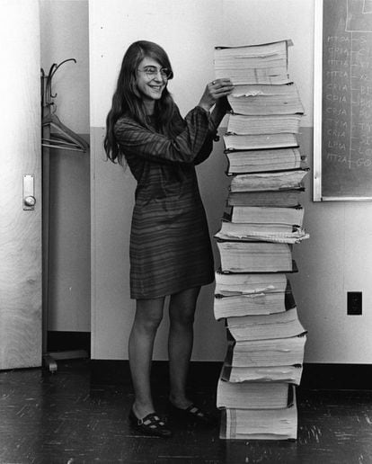 Margaret Hamilton junto con el listado impreso del software de guiado de las misiones Apolo.