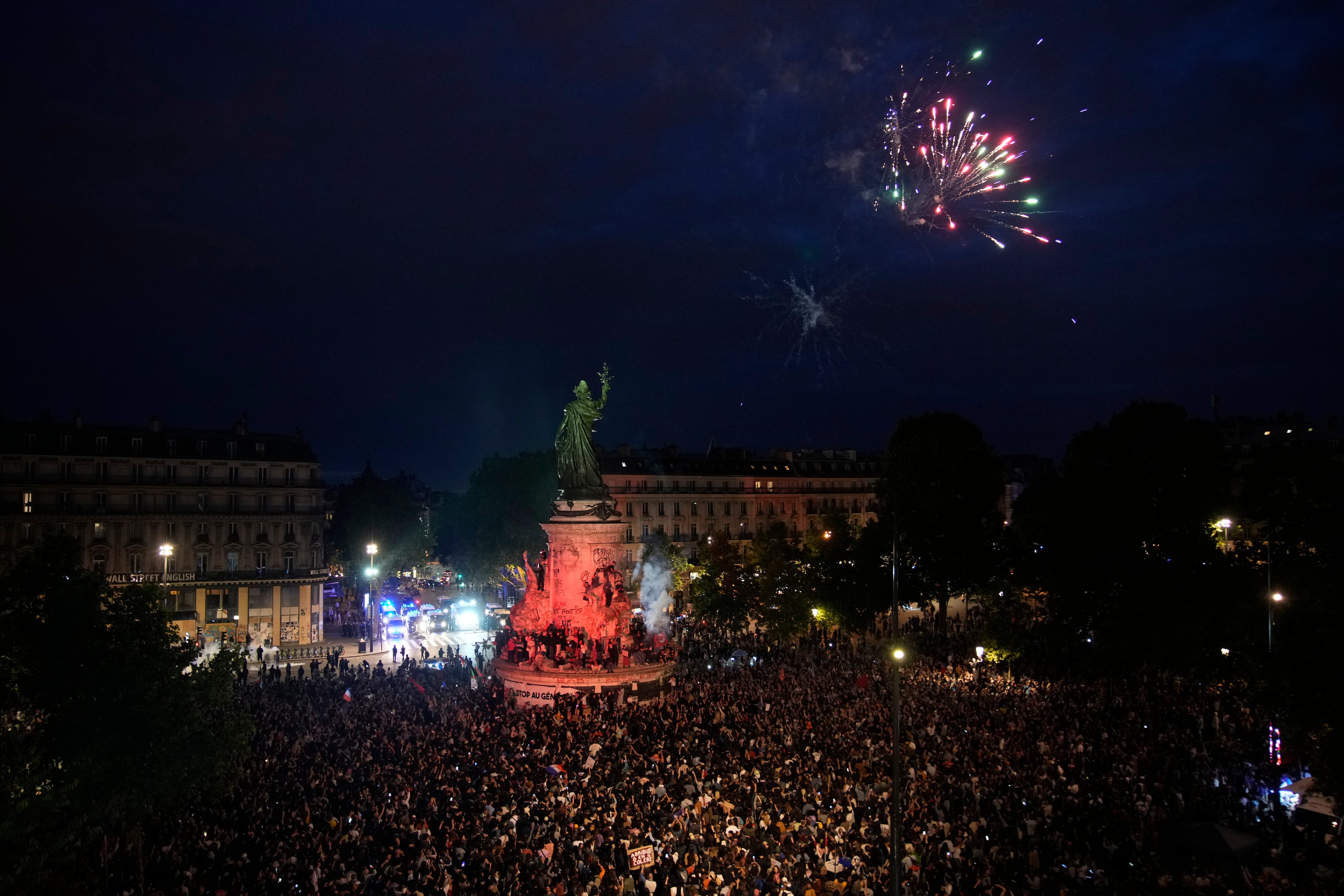 Fogos de artifício na Place de la République em Paris para celebrar a vitória da esquerda nas eleições legislativas. 