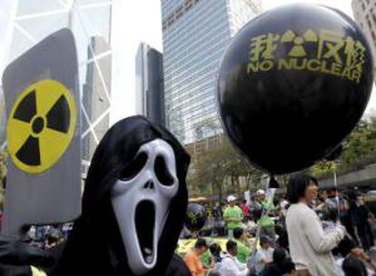 Un manifestante disfrazado participa en una protesta para pedir a las autoridades chinas que cancelen su plan de energía nuclear frente a la oficina del Gobierno Central en Hong Kong (China). EFE/Archivo