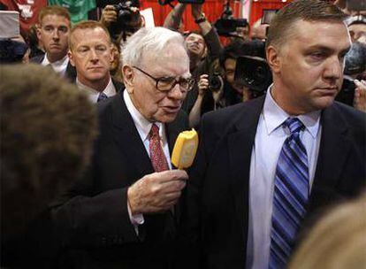 Warren Buffet, comiendo un helado a la entrada de la junta anual de su empresa.