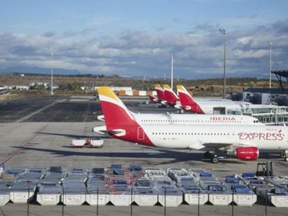 Aviones de Iberia e Iberia Express en el aeropuerto de Madrid-Barajas. 