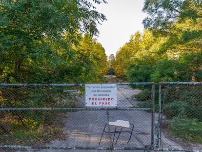 Valla de acceso al antiguo cuartel de Monte la Reina, en Toro (Zamora), abandonado desde 1997.