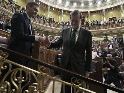Mariano Rajoy saluda a Pedro Sánchez tras ser elegido presidente del Gobierno.