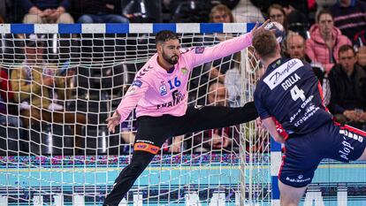 El jugador del Flensburg Johannes Golla lanza ante el portero del Granollers Rangel Luan