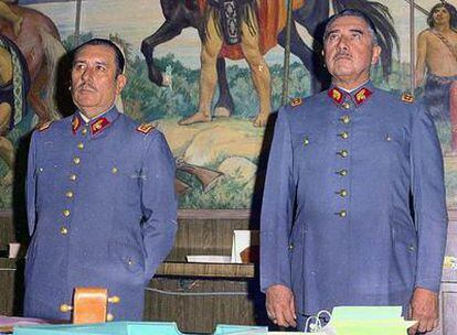 Fotografía sin fecha que muestra al general Carlos Prats (izquierda) junto a Augusto Pinochet