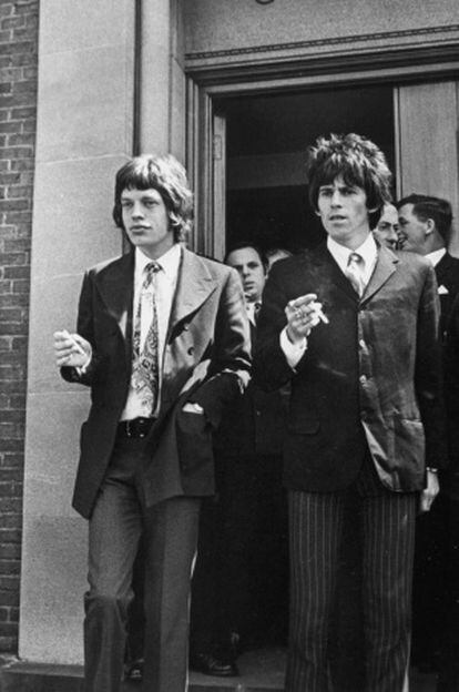 Mick Jagger y Keith Richards saliendo de la corte en 1967, acusados de posesión de drogas.