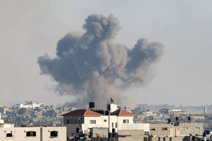 Columna de humo tras un bombardeo israelí, este miércoles en Gaza