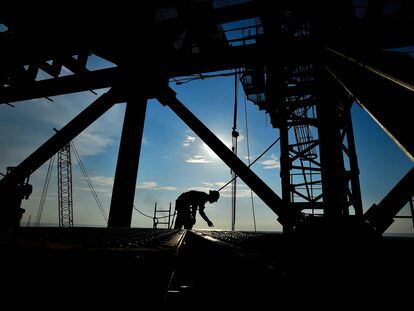 Un trabajador en el sitio de construcción de la nueva refinería de petróleo Olmeca, propiedad de Pemex, en el puerto de Dos Bocas, Tabasco.