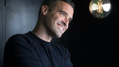 El cantautor puertorriqueño Gabriel Ríos posa durante la entrevista.