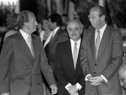 Don Juan Carlos, junto a Fernando Almansa y Rafael Spottorno, en una recepción en 1998.