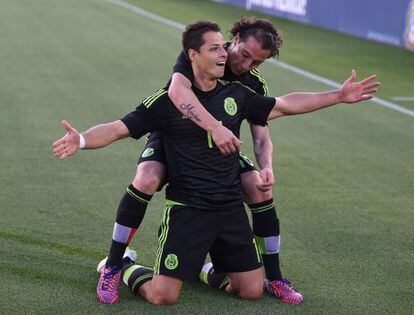 Chicharito Hernández es abrazado por Guardado.