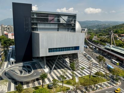 Fachada principal del Nuevo Centro de Artes del espectáculo de Taipéi.