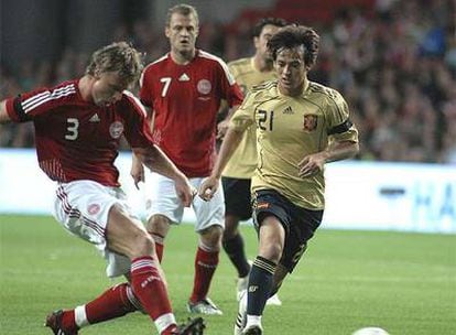 Silva disputa un balón ante los jugadores daneses