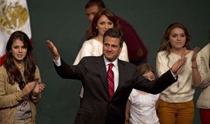 Enrique Peña Nieto, acompañado por su familia, celebra la victoria del PRI la noche del domingo.