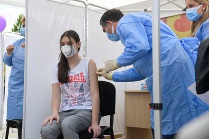 Vacunación a adolescentes en Bucarest (Rumanía) el 2 de junio. 