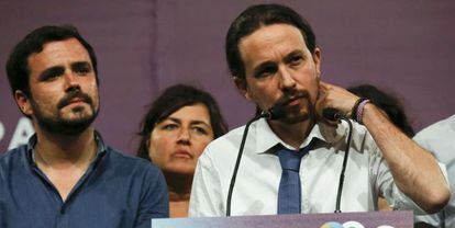 Los l&iacute;derse de IU, Alberto Garz&oacute;n, y Podemos, Pablo Iglesias, este domingo. REUTERS/Andrea Comas