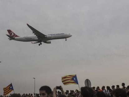 Un vuelo llega a El Prat durante las protestas en el aeropuerto del pasado día 14, tras la condena de los líderes del 'procés'.