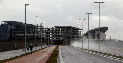 Las obras del Centro Acuático (a la izquierda) y del estadio olímpico de La Peineta, el pasado mes de marzo.