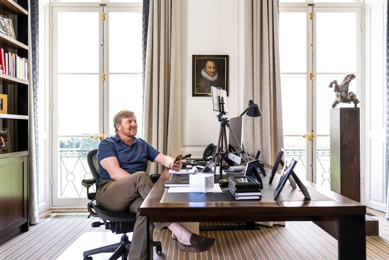 El rey Guillermo de los Países Bajosen su despacho de trabajo en el Palacio Huis te, n Bosch de La Haya (Holanda).