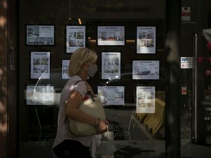 Una inmobiliaria del Eixample de Barcelona con anuncios de pisos de alquiler.