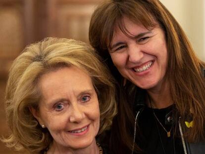 Mariàgela Vilallonga (izquierda) y Laura Borràs en la consejería de cultura, el dia de su relevo.