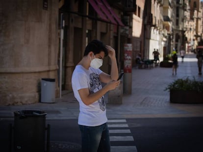 Un joven camina en el centro de Lleida (Segrià) un día después del anunció del confinamiento de la comarca tras rebrotes de covid-19