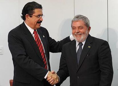 El presidente de Brasil, Luiz Inácio Lula da Silva (derecha), saluda a Manuel Zelaya en Brasilia.