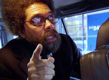 El pensador Cornell West adoctrina en el asiento trasero de un coche.