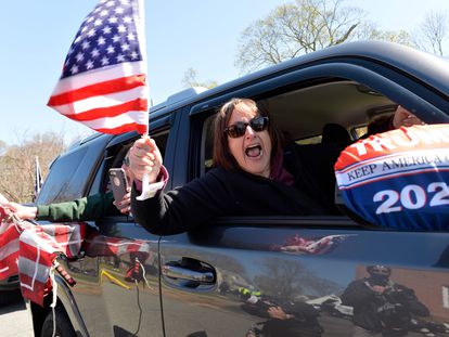 Manifestantes contra el confinamiento en Massachusetts (Estados Unidos).