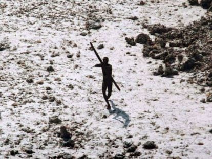 Un indígena de Sentinel del Norte en una imagen de 2004, tomada por la marina india. En el vídeo, la investigadora Sophie Grig explica las claves pendientes en la muerte de John Chau.